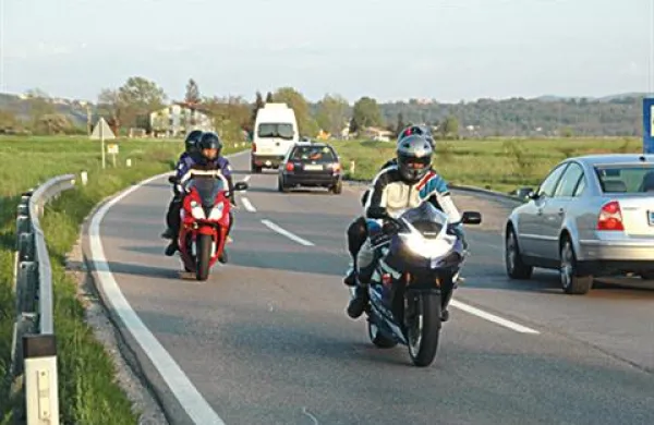 Letos se je na severnoprimorskih cestah zgodilo že osem nesreč, v katerih so bili udeleženi tudi motoristi. Fotografija je simbolična.