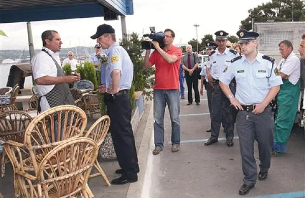 Ribiško  osmico so delavci koprske Komunale po nalogu občinskega inšpektorata začeli rušiti 9. junija 2008. Dogajanje na pomolu  je kazalo, da se zelo mudi. Naslednji dan je z upravnega sodišča prispela odločba, ki je izvršbo ustavila, a je bilo že prepozno.
