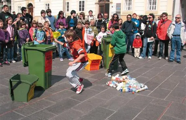 Otroci so dokazali, da znajo ločevati odpadke. 