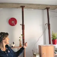 Dijana Meštrovič pred hišo z razpokanim pročeljem