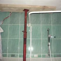 V kopalnici so  špranjo zaprli z brisačo in podprli strop