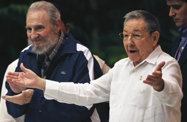 Fidela Castra (levo) je na čelu kubanske komunistične partije nasledil njegov brat Raul Castro (desno). 