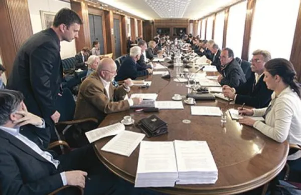Skupna seja odbora državnega zbora za zadeve EU in odbora za notranjo politiko, javno upravo in pravosodje, na kateri so nadaljevali z obravnavo sprememb strukture lastništva nepremičnin in posesti na obmejnem območju z Italijo in slovenskem Krasu v korist tujih državljanov.