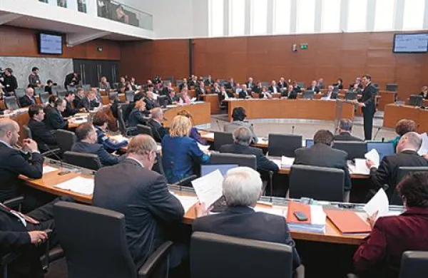 Danes bodo poslanci nadaljevali sejo o nepremičninah na Krasu, se opredelili do tretjega poskusa za ustanovitev občine Ankaran in do predlaganih ustavnih sprememb ter razpravljali o testiranju funkcionarjev na prepovedane droge.
