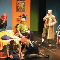Gledališčniki KD Domovina Osp v predstavi Vsega je kriva država, ki je na Festivalu komedije Pekre prejela nagrado za režijo