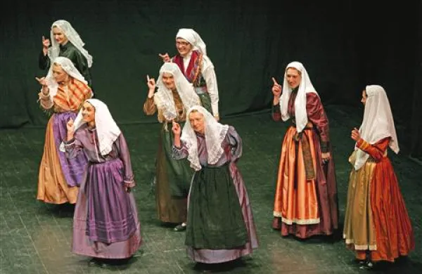 Folklorna skupina Karla Štreklja se je predstavila s postavitvijo Deklica