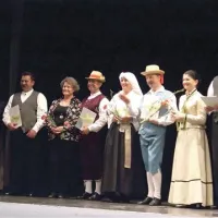 Predstavniki vseh petih folklornih skupin, ki so se predstavile na postojnski reviji; le ena  se bo udeležila regijskega srečanja v Idriji.