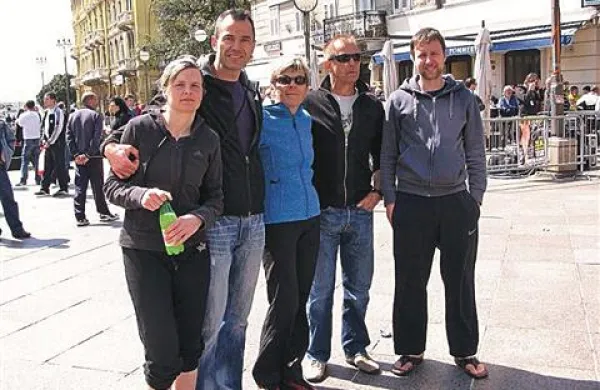 Skupina primorskih tekačev z  Ivanko Širca  v sredini.