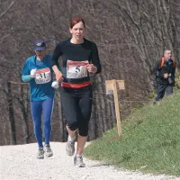 Petra Tratnik v akciji, za njo Boris Žigon