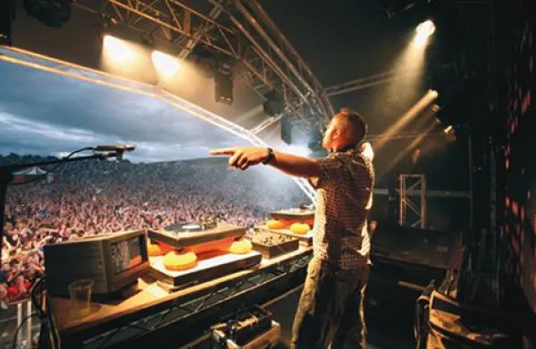 Fatboy Slim slovi kot eden najbolj žurerskih didžejev.