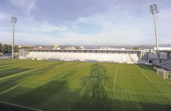 Tožbo občine Koper, ki meni, da so bila merila za dodelitev denarja za športno infrastrukturo krivična, je upravno sodišče zavrnilo. Na fotografiji je prenovljen koprski stadion. 