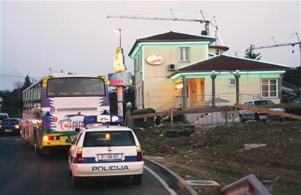 Februarja 2003 so policisti “obiskali” nočni lokal Faraon na Grčni; na tuje državljanke je pred lokalom čakal avtobus.