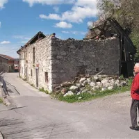 Vegova ulica je bila v srednjem veku glavna prometnica proti Ljubljani, o čemer priča tudi mitnica (na sliki desno). Pozneje so pod njo zgradili novo, sedanjo Tomšičevo ulico. Kjer je sedanja Ljubljanska cesta, je bilo tedaj močvirje.