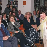 Za ta enkratno prijeten večer je bil prostor knjižnice  premajhen, pa tudi stolov je zmanjkalo.