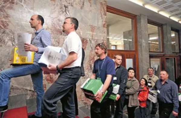 Zveza svobodnih sindikatov Slovenije je državnemu zboru predala skoraj 44.000 podpisov za izvedbo referenduma o zakonu o pokojninskem in invalidskem zavarovanju.