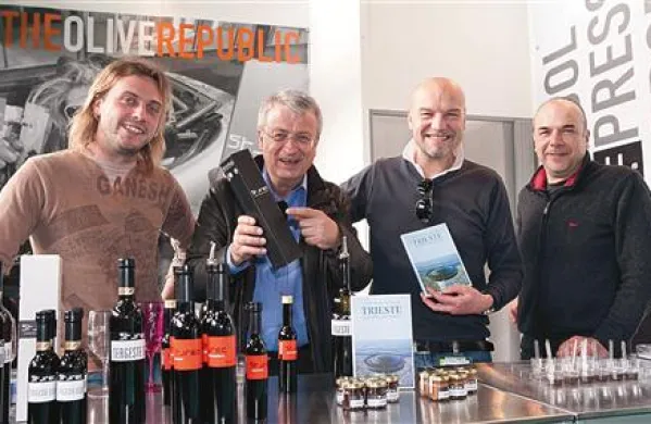 Brata Roberto in Paolo Starec, tržaški pisatelj kriminalk nemškega rodu Veit Heinichen in Paolov sin Erik.