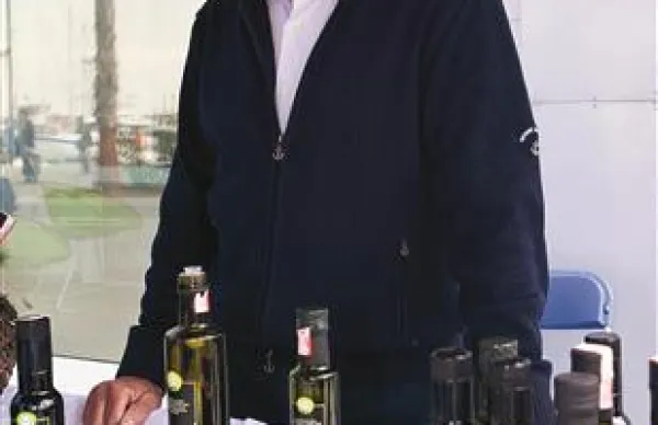 Boris Jenko, v ospredju olji, ki ju posveča svojima vnukinjama.
