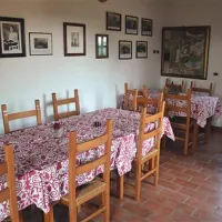 Jedilnica s starimi družinskimi fotografijami na steni