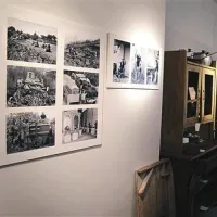 Poleg starih kmečkih orodij je v muzeju na Bukovju veliko fotografij o življenju v Števerjanu nekoč. 