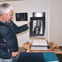 Silvan Pittoli, predsednik fotokluba društva Briški grič z razstavljenimi fotografijami