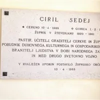 Spominska plošča, posvečena nekdanjemu števerjanskemu župniku Cirilu Sedeju