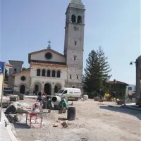 Glavni trg pred cerkvijo v Števerjanu še popravljajo.