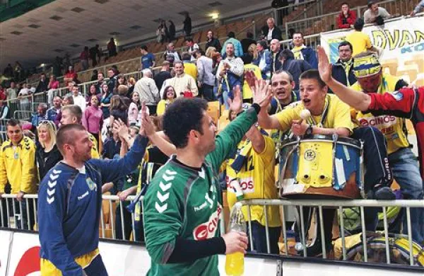 Med najbolj zaslužnimi za sredino zmago proti Gorenju je bil znova vratar Darko Stanić (v ozadju Matjaž Mlakar).