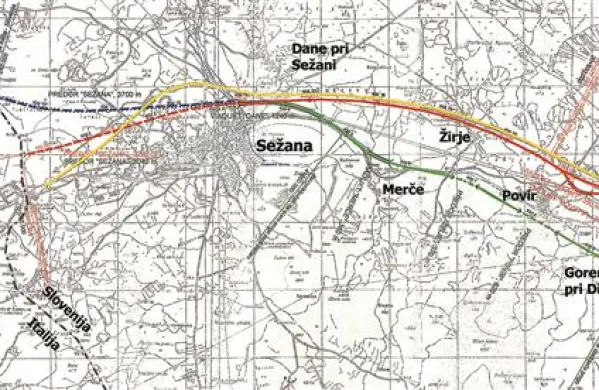 Različice hitre proge od meje z Italijo do Divače: od meje do Sežane bi po vseh različicah progo spravili v predor (črtkani modra in rdeča črta), od Dan do Gorenj pa po eni različici (rdeča črta) južno od avtoceste (rumena črta), pri čemer bi šla tik ob Žirjah, blizu Povirja in se pri Gorenjah priključila na obstoječo progo. Druga različica (zelena črta) bi potekala v bližini obstoječe proge in zatorej blizu Merč in Povirja do Gorenj. A po neuradnih navedbah naj bi bila ta različica najmanj verjetna. 