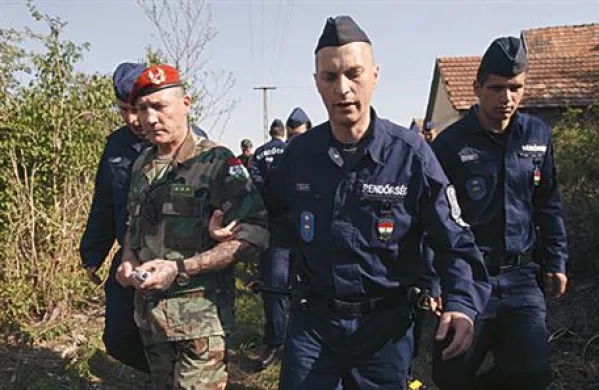 Madžarska policija je danes pridržala vodjo skrajne desničarske paravojaške skupine Vedero, Tamasa Eszesa.