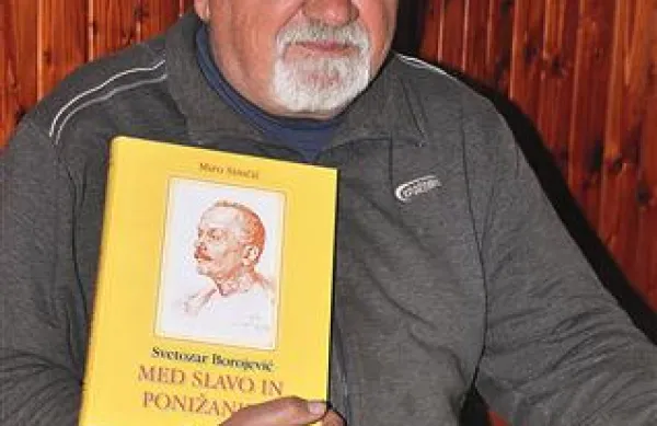 Miro Simčič s knjigo Svetozarju Borojeviću