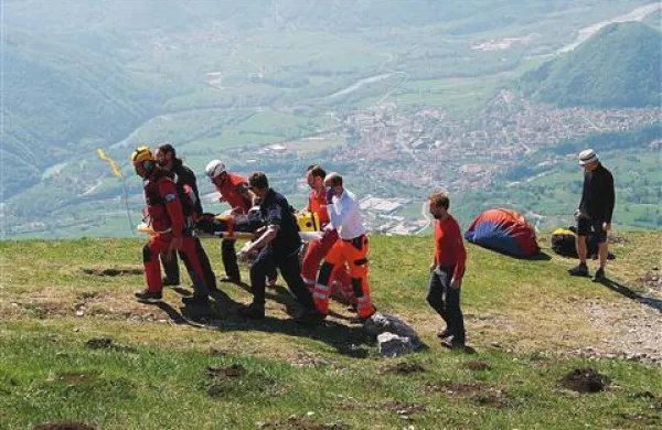 V dveh urah so nad Kobalo strmoglavili trije padalci