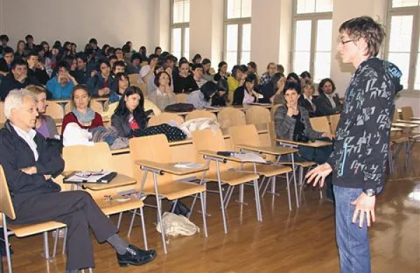 Mladi raziskovalci so suvereno zagovarjali raziskave pred komisijo in publiko 