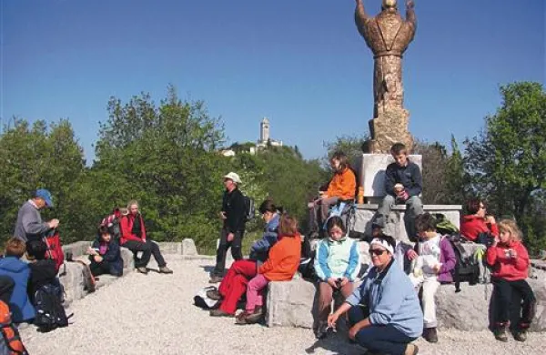 Mladi planinci po poti rovov in kavern