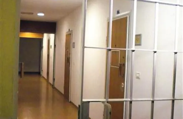 Ko so pravosodni policisti v nedeljo zjutraj odprli vrata zaporniških sob, je 27-letni jetnik izkoristil priložnost in z nožem dvakrat zabodel sojetnika, nato pa porezal še zapornika iz sosednje sobe. Trenutno je v koprskem zaporu 140 zapornikov.