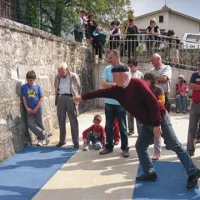 Vaška skupnost Soseska vas iz Sežane je v ponedeljek že peto leto zapored organizirala tradicionalno šicanje pirhov v vaškem kalu v Sežani. 