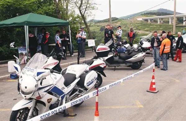 Policisti so skupaj s predstavniki sveta za preventivo, občinskimi redarji, CPK in predstavniki motorističnih društev pripravili zanimivo preventivno akcijo