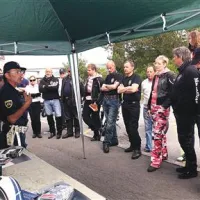 Policist Dario Benčič je motoristom predaval o varni vožnji