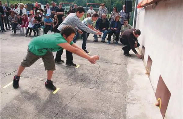 Na tekmovanju v Mirnu še vedno ciljajo s kovanci za pet tolarjev. Po presoji organizatorjev namreč evri za ciljanje niso primerni.