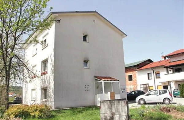  Najemnik socialnega stanovanja v Ozeljanu je z ustrahovanjem spravil sosede na rob obupa. To ni prvi primer težav stanovanjskega sklada s problematičnimi  najemniki. 