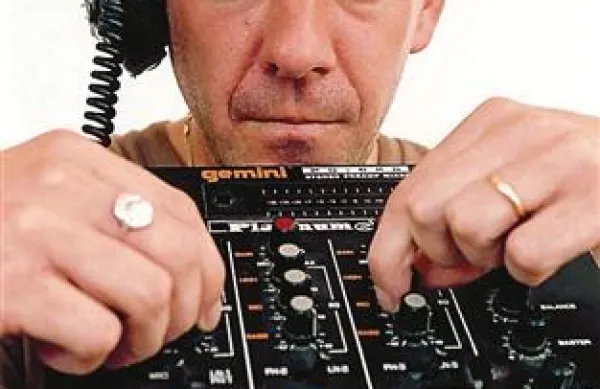Velikan plesne elektronske glasbe Fatboy Slim bo 29. aprila sukal plošče v izolski Ambasadi Gavioli.