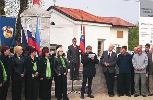 Slavnostni govornik, predsednik društva TIGR Primorske, Marjan Bevk (v sredini) ter MPZ Dragotin Kette iz Ilirske Bistrice (desno) in KD Tuščak z Bača so obogateli kulturni program torkove slovesnosti.