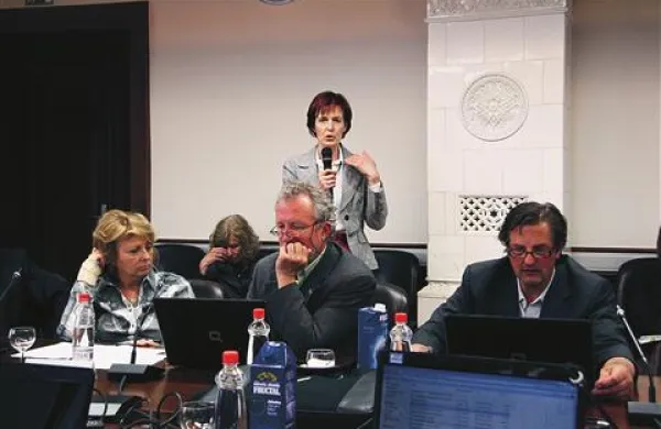 Direktorica Miranda Urh (stoji) je sežanskim svetnikom pojasnila, zakaj Dom upokojencev potrebuje dodatne prostore.