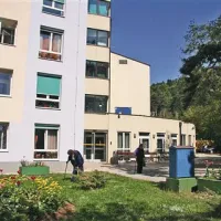 Bife v prizidku Doma upokojencev Sežana bo lahko odprt še nekaj mesecev, nato se bo moral umakniti širitvi delovne terapije. 