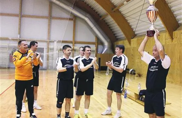  Igor Božič je ponosno dvignil  prehodni pokal ob aplavzu ekipe Black&White 