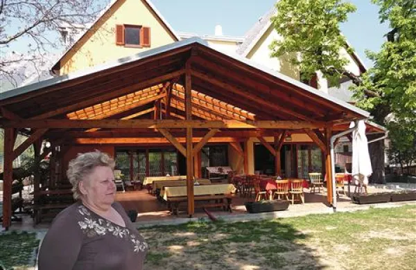 Lastnica po potresu na novo zgrajenega gostišča Vančar Danica Komac se boji, da bodo gradbena dela v sezoni odganjala goste  