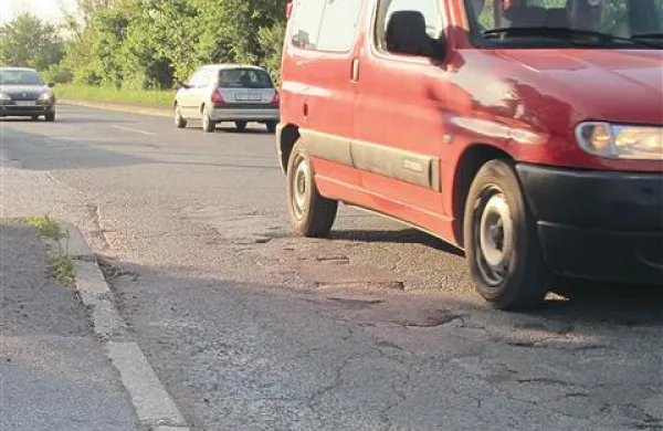 Najbolj kritični odseki zaradi poškodovanega cestišča so na območju pri odcepu za Sv. Katarino.  