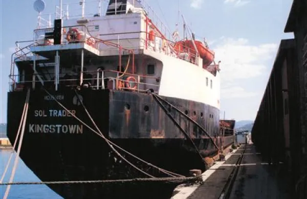Ladja Sol Trader zdaj čaka, da jo iz slovenskih voda odvleče njen drugi kupec, podjetje iz Turčije.  