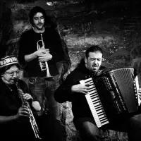 Piero Purini, Matej Špacapan in Aleksander Ipavec na fotografiji, ki jo je Jože Požrl posnel na koncertu v divaškem Jazz hramu, in je objavljena znotraj ovitka plošče