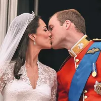 Težko pričakovani poljub na balkonu Buckinghamske palače