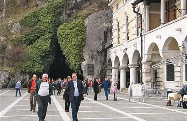 Med velikonočnimi prazniki so v Postojnski jami in Predjamskem gradu našteli več kot 13.000 obiskovalcev